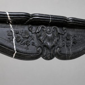 Chimenea tradicional de mármol con tallado ornamentado, de mármol negro Marquina, para interiores, con estufa de leña para comedor. - Product Image 3