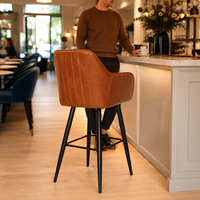 Tabouret de bar moderne en similicuir cognac de luxe à dossier haut côtelé avec pieds en métal noir pour îlot de cuisine