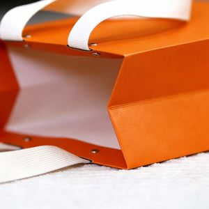 Bolsa de Papel Naranja Personalizada, Reciclable y Plegable para Compras, con Asas de Algodón y Detalles de Remache - Product Image 3
