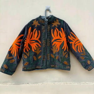 Chaqueta Reversible de Terciopelo Gris Oscuro Premium para Mujer con Bordado a Mano de Cadena en Naranja Intenso y Marrón - Product Image 1