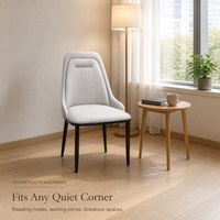 Chaise de salle à manger en cuir à dossier haut, rose poudré, avec lignes de surpiqûres argentées polies, pieds coniques foncés, pour salon ou villa
