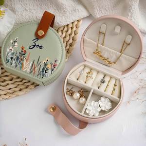Boîte à bijoux en cuir personnalisée avec fleur de naissance, demi-lune, étui de voyage pour cosmétiques et colliers, pour mariage et fête nuptiale - Product Image 5