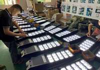 Lampadaire solaire intégré 300W avec télécommande, détecteur de mouvement, boîtier ABS durable, éclairage LED extérieur pour parking
