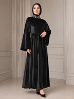 Robe longue en velours à manches évasées, col haut perlé avec ceinture à nouer à la taille |   Abaya musulmane élégante, robe islamique modeste