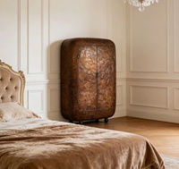Meuble bar autoportant de designer sophistiqué, forme arrondie et patchwork texturé, décoration résidentielle de luxe, armoire à vin