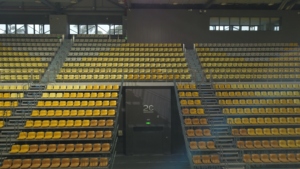 Chaise de stade durable en plastique moulé par soufflage avec design ergonomique pour le soutien lombaire - Product Image 6