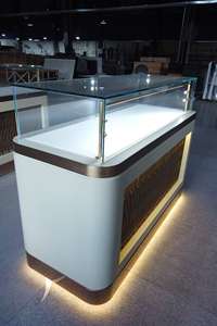 Vitrine à bijoux éclairée par LED verrouillable, nouvellement conçue, avec verre et espace de rangement pour les magasins mobiles - Product Image 3