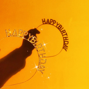 ที่คาดผมประดับเพชรพลอยลายสุขสันต์วันเกิด พร้อมดีไซน์น้ำผึ้งและความหวาน วัสดุโลหะผสม เหมาะสำหรับงานปาร์ตี้และเป็นเครื่องประดับวันเกิด - Product Image 2