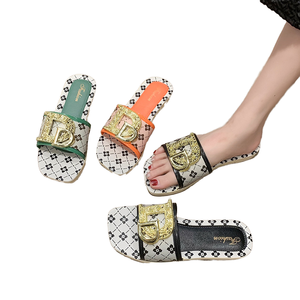 Sandales plates élégantes pour femmes à bout pointu avec semelle intérieure en PVC, boucle métallique pour l'été et la plage, vente en gros de chaussures pour femmes - Product Image 4