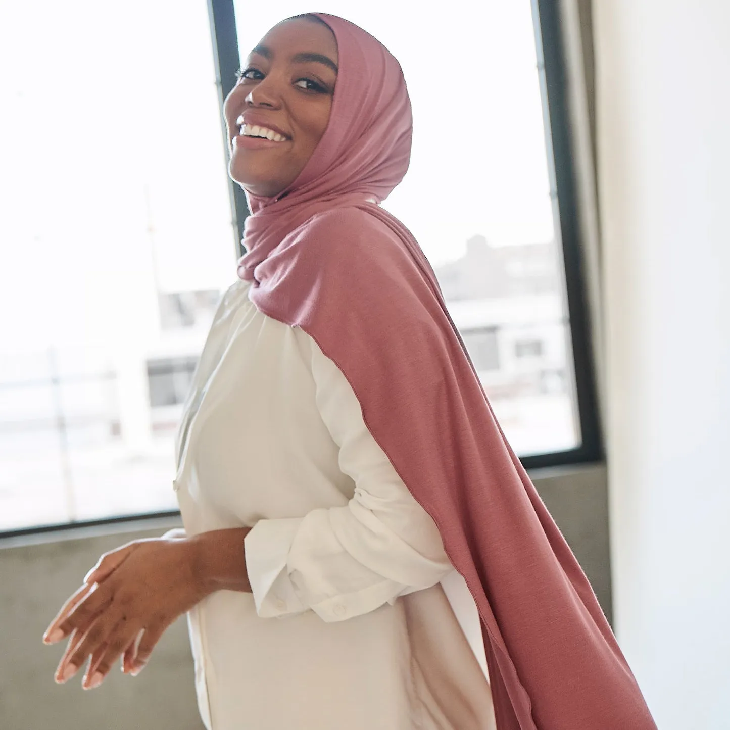 イスラム教徒のヘッドショールスカーフオーバーロックエッジショール女性スカーフとショールプレミアムポリエステルスカーフ
