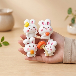 Linda Figura de Conejo Blanco de Resina, Conejo del Bosque Kawaii con Champiñón y Zanahoria, Jardín Mágico de Cuentos de Hadas, Regalo de Pascua y Primavera - Product Image 1