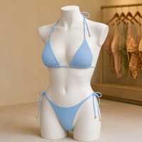 Ensemble de bikini pour femme OEM en tissu recyclé côtelé, avec logo personnalisé, accessoires dorés, bonnets plissés triangulaires, rembourrage amovible et bas de bikini coupe coquine