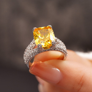 Anello Geometrico Rotondo dal Design Elegante per Donne - Product Image 6