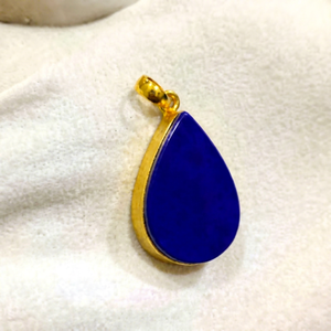 Pendentif artisanal vintage unisexe en lapis-lazuli naturel plaqué or, pierre précieuse bleue en forme de goutte, bijou de guérison - Product Image 1