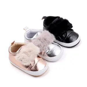 Cuir PU avec crochet et boucle en peluche douce bébé filles chaussures petit bébé sport chaussures décontractées 2024