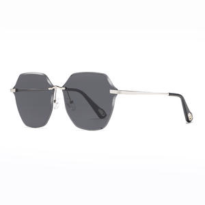 แว่นกันแดดผู้หญิงแบบไร้กรอบไล่เฉดสี UV400 โลหะสีดำ เลนส์ PC แบบที่ 3 รุ่น 901 ผลิตที่ไถโจว - Product Image 3