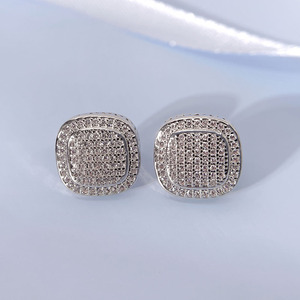 Vente en gros en stock Boucles d'oreilles clous carrées en or 18 carats plaqué or coréen avec CZ pour femmes - Product Image 3