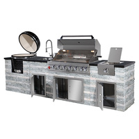 Cuisine extérieure luxueuse de style européen moderne, îlots, pierre naturelle, acier inoxydable, armoires de cuisine intégrées, grils au gaz naturel