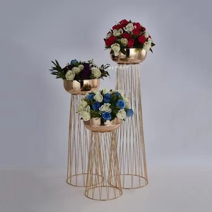 Base de exhibición metálica chapada en oro premium para centros de mesa florales para decoración de bodas - Product Image 1