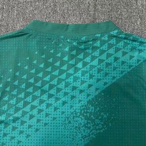 เสื้อฟุตบอลแบบแห้งเร็ว ผ้าตาข่าย พิมพ์ลายแบบซับลิเมชั่น คอวี ทรงโอเวอร์ไซส์ ทรงบ็อกซี่ สไตล์เรโทร แขนสั้น ยูนิเซ็กซ์ - Product Image 4