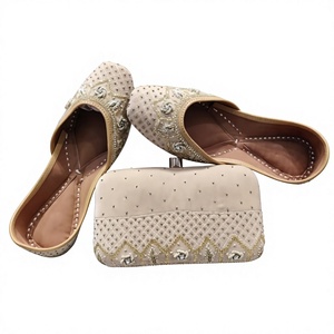 Calzado Clásico de Diseño Tradicional en Cuero Genuino, Impermeable, para Todas las Temporadas, Zapatos Elegantes Hechos a Mano en Rajastán - Product Image 3