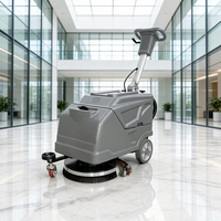 Autolaveuse autotractée compacte : maniabilité aisée pour le nettoyage des espaces étroits dans les hôtels, restaurants, bureaux et immeubles.