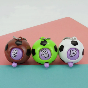 Vente en gros de 4 cm jeu de doigts devinettes changement de visage porte-clés de football pour capsule distributrice de 2 pouces - Product Image 2