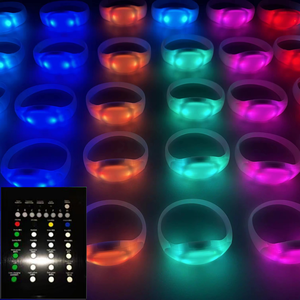 Bracelet clignotant à LED activé par le son <span class=keywords><strong>de</strong></span> la musique <span class=keywords><strong>de</strong></span> concert mobile avec logo personnalisé Télécommande Glowing Thanksgiving Ramadan Graduation - Product Image 1