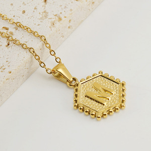 Collar con Colgante de Letra Hexagonal de Acero Inoxidable Chapado en Oro PVD de 18K |   Elegante Gargantilla con 26 Letras del Alfabeto Inglés para Mujer - Product Image 4