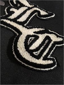 เสื้อแจ็คเก็ตวาร์ซิตี้ปักลายแบบกำหนดเองสำหรับฤดูหนาว แจ็คเก็ตฮิปฮอปโอเวอร์ไซส์สไตล์สตรีทแวร์สำหรับผู้ชาย แจ็คเก็ตเลตเตอร์แมนวินเทจสีดำเทา ลายตัวอักษรไขว้ - Product Image 4