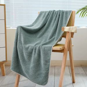 Serviette de bain en microfibre de haute qualité, sans peluches, rayée, douce et absorbante, en polaire corail, idéale pour les voyages, les hôtels, les spas et la maison. - Product Image 4