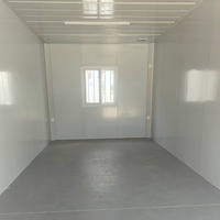 Maison modulaire mobile de luxe avec panneaux extérieurs en bois, fabriquée à partir d'un conteneur préfabriqué avec finitions en bois