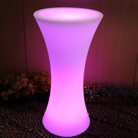 Ensemble de mobilier de patio extérieur certifié IP65 avec table et chaises en plastique éclairées par LED pour jardin ou bar - Mobilier d'extérieur adapté à la location