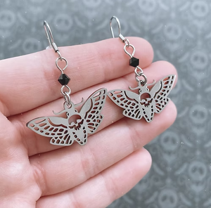 Pendientes de Mariposa con Cabeza de Calavera Estilo Gótico de Inspire Jewelry, los Pendientes Perfectos para Expresar tu Estilo Único - Product Image 1