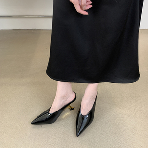 Sandalias de cuero brillante estilo hada con punta para mujer, novedad de verano 2024, sandalias de tacón alto con cuña y punta cerrada. - Product Image 4