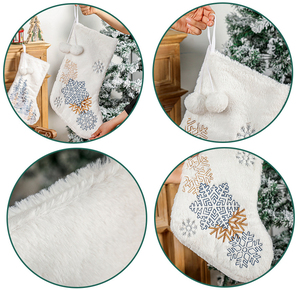 Calcetines Navideños de Lujo en Terciopelo con Puño de Piel Sintética, Árbol de Navidad y Copos de Nieve Bordados, Calcetín Navideño Personalizado - Product Image 4