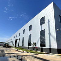 Atelier en acier à grande portée avec système de puits de lumière intégré et volets de ventilation automatiques