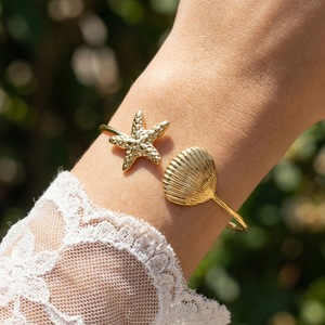 Brazalete Abierto de Acero Inoxidable Minimalista y Ligero para Mujer, con Diseño de Estrella de Mar y Concha, Joyería de Moda Diaria, Impermeable y Moderna - Product Image 3