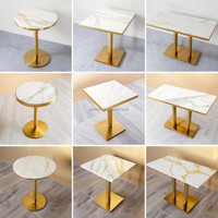 Table de salle à manger commerciale de luxe moderne en acier inoxydable avec pieds dorés et plateau en pierre frittée marbrée pour café et école