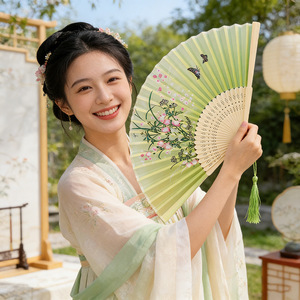 พัดพับสไตล์โบราณแบบจีนดั้งเดิม สวยงาม ขนาดเล็ก สำหรับผู้หญิง การแสดงเต้นรำ เด็ก นักเรียน พกพาสะดวกในฤดูร้อน - Product Image 1