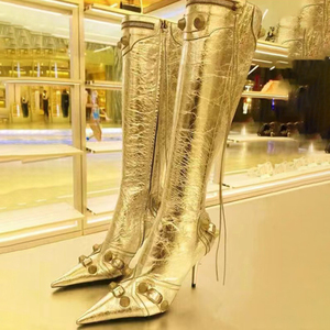 Bottes pour femmes grandes tailles, style britannique, à talon aiguille pointu, avec boucle métallique et pompons, à tige haute - Product Image 2