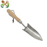 Pelle de jardin pratique en acier inoxydable avec échelle de mesure et manche confortable en bois de frêne pour la culture et l'aménagement paysager