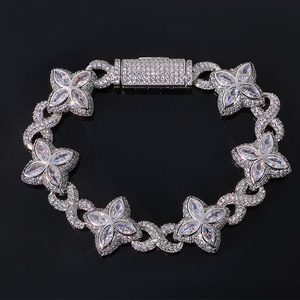 แฟชั่นใหม่ปี 2025 สร้อยข้อมือแบบ Cuban Link ชุบทอง 18k ลายใบโคลเวอร์สี่แฉก ประดับเพชรซิคอน 8 ตัว สร้อยข้อมือฮิปฮอปสำหรับผู้ชายและผู้หญิง - Product Image 4