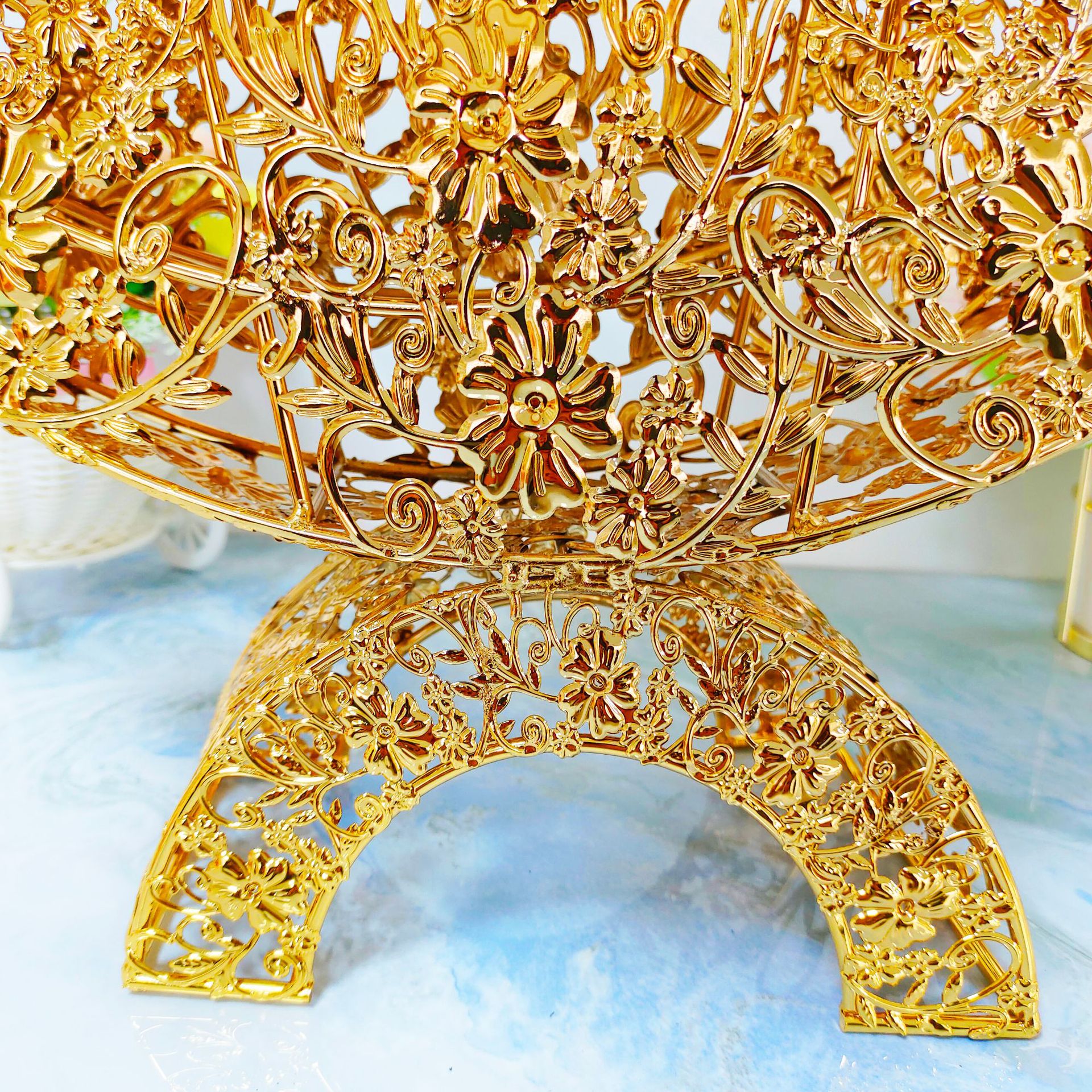 Eco-friendly Gold Serving Dishes - Luxury & Sustainability