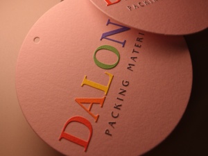 Tùy chỉnh sang trọng dập nổi quần áo treo thẻ giấy nhãn cho túi may mặc Vải tái chế & giấy kraft với dập nóng - Product Image 3