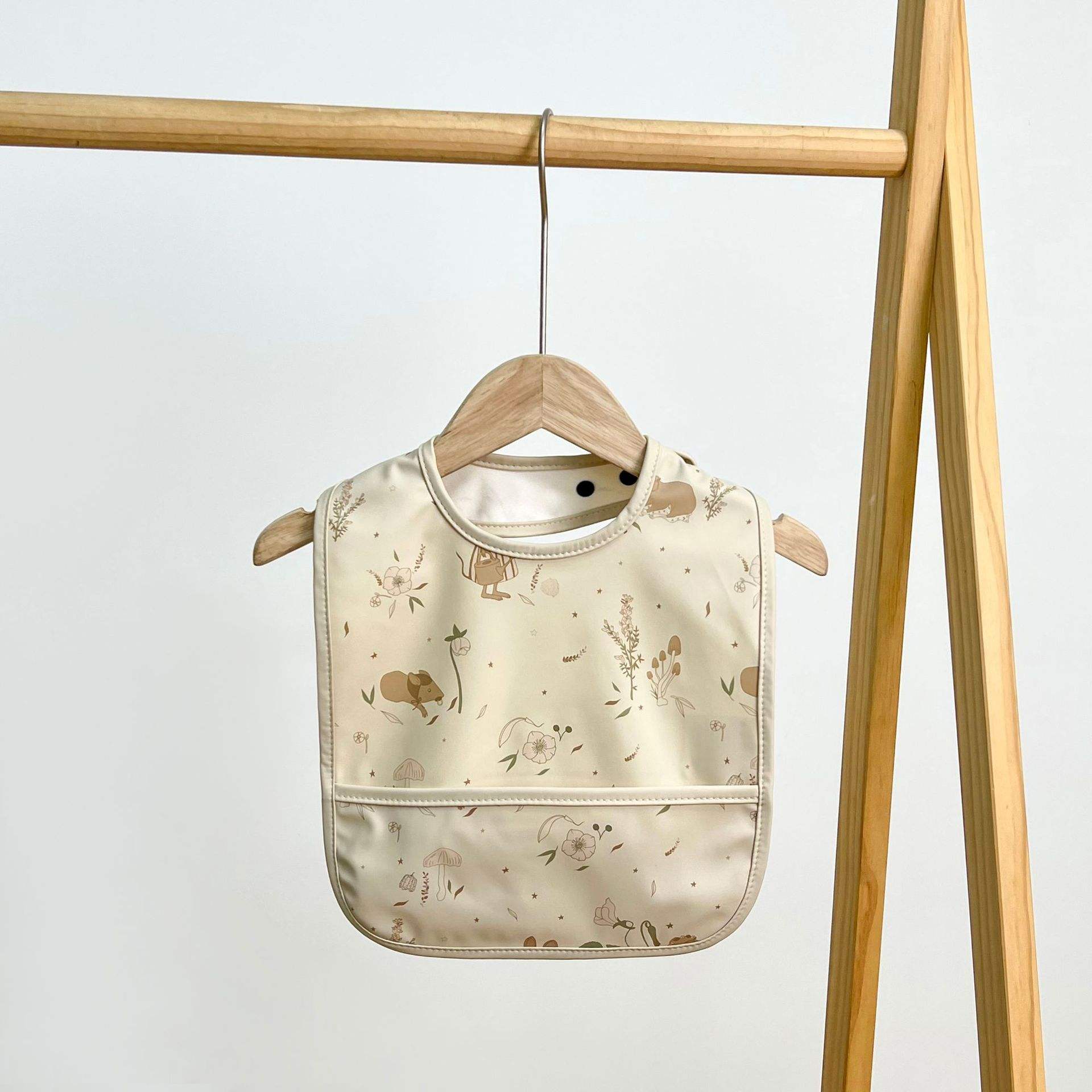 Campo de flores, ratón rosa.