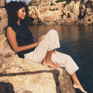 Pantalon décontracté blanc taille mi-haute respirant pour femme, coupe droite amincissante, avec détails brodés en dentelle et boutons, idéal pour l'été - Product Image 4