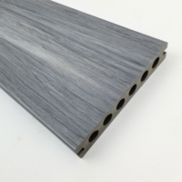 Planche de terrasse extérieure traditionnelle en composite bois-plastique co-extrudé, étanche, creuse, brossée, avec motif 3D en relief