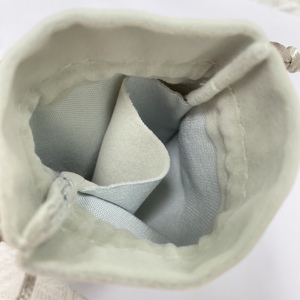 Petit sac en velours personnalisable avec cordon de serrage, idéal pour ranger des bijoux ou des lunettes - Product Image 2