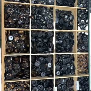 Nút sừng thật 100% nút sừng tự nhiên 4 lỗ bền vững phong cách Anime nút quần áo Giày Logo trang trí laser - Product Image 2